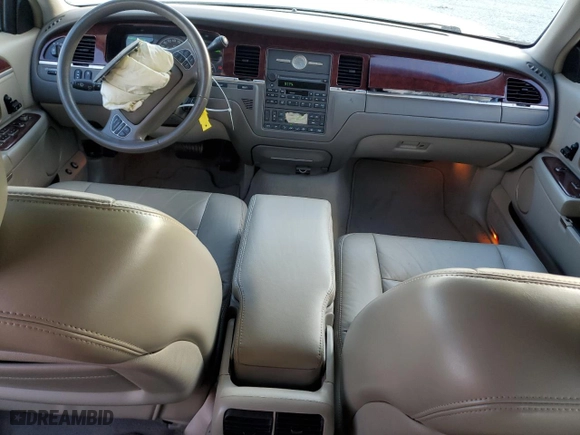 2004 Lincoln Town Car Signature with VIN 1LNHM81W84Y652800, listed as a Copart auction lot 42411335 with 110,758 mi miles and Salvage Title. Bid and sale history available at carsss.com. Image 8.