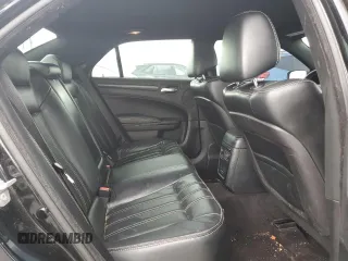 2016 Chrysler 300 S z VIN 2C3CCAGGXGH304802, wystawiony jako Copart lot #55856775 z przebiegiem 118 844 mil mil oraz Szkoda całkowita • Salvage title. Historia ofert i sprzedaży dostępna na DreamBid. Obrazek 10.