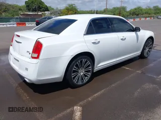 2012 Chrysler 300 S z VIN 2C3CCABG5CH115766, wystawiony jako IAAI lot #41893708 z przebiegiem 129 260 mil mil oraz . Historia ofert i sprzedaży dostępna na DreamBid. Obrazek 4.