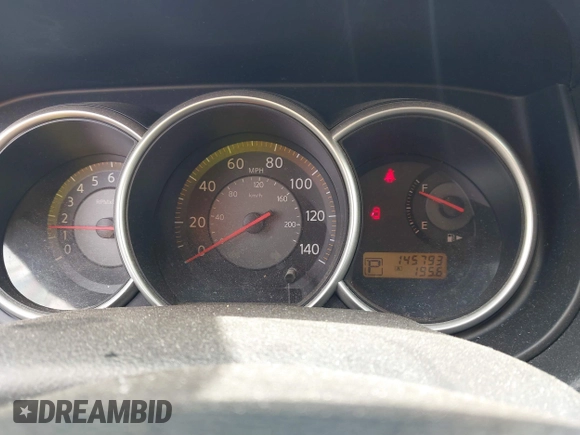 2008 Nissan Versa S z VIN 3N1BC11EX8L446772, wystawiony jako IAAI lot #41824455 z przebiegiem 145 793 mil mil oraz . Historia ofert i sprzedaży dostępna na DreamBid. Obrazek 7.