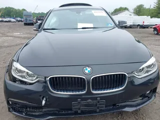 2018 BMW 3 Series 320i xDrive z VIN WBA8E5G59JNU46619, wystawiony jako IAAI lot #42279952 z przebiegiem 44 929 mil mil oraz . Historia ofert i sprzedaży dostępna na DreamBid. Obrazek 12.