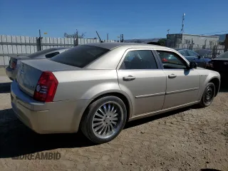 2008 Chrysler 300 LX z VIN 2C3KA43R68H177221, wystawiony jako Copart lot #56541605 z przebiegiem 141 637 mil mil oraz Szkoda całkowita • Salvage title. Historia ofert i sprzedaży dostępna na DreamBid. Obrazek 3.