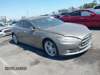2015 Tesla Model S 85D z VIN 5YJSA1S27FF086203, wystawiony jako IAAI lot #42324801 z przebiegiem 111 221 mil mil oraz . Historia ofert i sprzedaży dostępna na DreamBid. Obrazek 1.