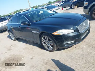 2012 Jaguar XJ XJL z VIN SAJWA2GB2CLV24457, wystawiony jako IAAI lot #42178795 z przebiegiem 133 050 mil mil oraz . Historia ofert i sprzedaży dostępna na DreamBid. Obrazek 1.