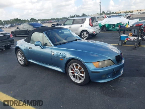 1999 BMW Z3 2.5 z VIN 4USCH9339XLG00523, wystawiony jako IAAI lot #42471650 z przebiegiem 180 985 mil mil oraz . Historia ofert i sprzedaży dostępna na DreamBid. Obrazek 1.