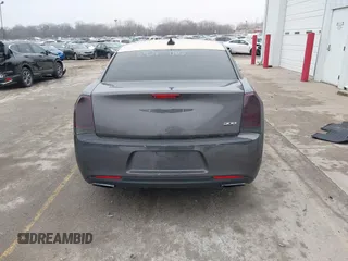 2015 Chrysler 300 Limited z VIN 2C3CCAAG9FH749040, wystawiony jako IAAI lot #41488801 z przebiegiem 101 298 mil mil oraz . Historia ofert i sprzedaży dostępna na DreamBid. Obrazek 17.