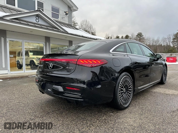 2022 Mercedes-Benz EQS 580 z VIN W1KCG4EB7NA021431, wystawiony jako Copart lot #44053605 z przebiegiem 28 708 mil mil oraz Czysty tytuł • Clean title. Historia ofert i sprzedaży dostępna na DreamBid. Obrazek 4.