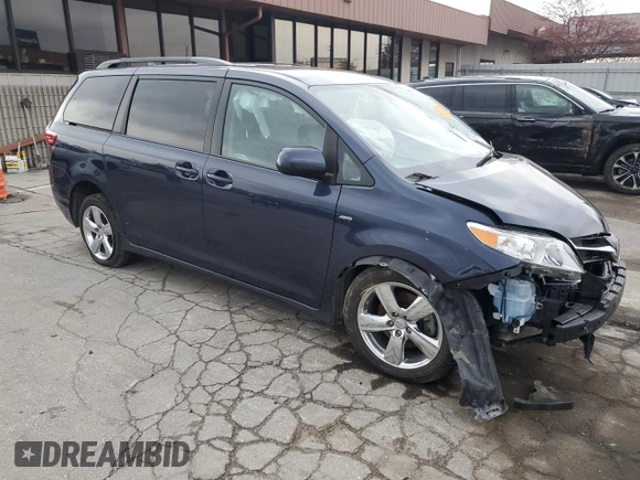 2020 Toyota Sienna LE z VIN 5TDJZ3DC2LS246596, wystawiony jako Copart lot #82495544 z przebiegiem Nie podano mil oraz Szkoda całkowita • Salvage title. Historia ofert i sprzedaży dostępna na DreamBid. Obrazek 4.