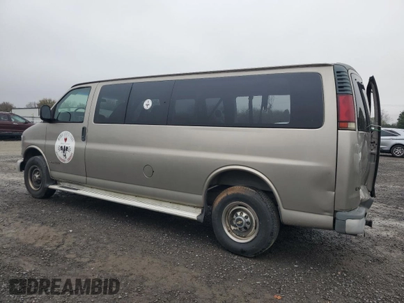 2001 Chevrolet Express z VIN 1GAHG39R011123173, wystawiony jako Copart lot #81232074 z przebiegiem 109 829 mil mil oraz Szkoda całkowita • Salvage title. Historia ofert i sprzedaży dostępna na DreamBid. Obrazek 2.