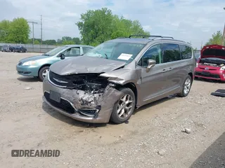 2018 Chrysler Pacifica Touring L Plus z VIN 2C4RC1EG8JR293843, wystawiony jako IAAI lot #42193451 z przebiegiem 115 588 mil mil oraz . Historia ofert i sprzedaży dostępna na DreamBid. Obrazek 2.
