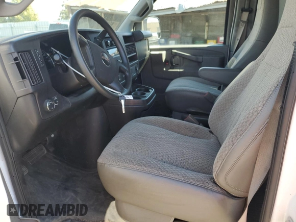 2019 GMC Savana Cargo z VIN 1GTW7AFG1K1246472, wystawiony jako Copart lot #47945425 z przebiegiem 67 493 mil mil oraz Szkody całkowita. Historia ofert i sprzedaży dostępna na DreamBid. Obrazek 7.