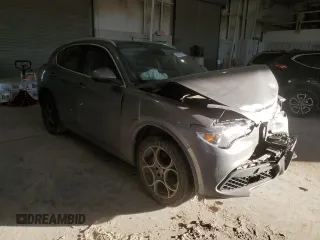 2018 Alfa Romeo Stelvio Ti z VIN ZASFAKBNXJ7B80163, wystawiony jako Copart lot #41805085 z przebiegiem Nie podano mil oraz Szkody całkowita. Historia ofert i sprzedaży dostępna na DreamBid. Obrazek 4.