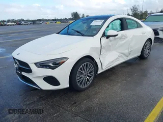 2025 Mercedes-Benz CLA 250 z VIN W1K5J4GBXSN516282, wystawiony jako IAAI lot #41092559 z przebiegiem 7917 mil mil oraz . Historia ofert i sprzedaży dostępna na DreamBid. Obrazek 2.