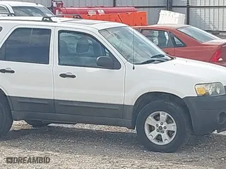 2005 Ford Escape XLT with VIN 1FMYU93145KE08055, listed as a IAAI auction lot 42004705 with 205,729 mi miles. Bid and sale history available at carsss.com. Image 6.