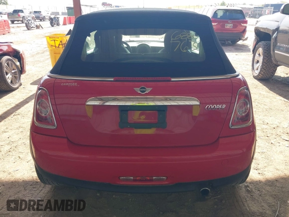 2014 MINI Convertible с VIN WMWZN3C59ET569675, выставлен на аукционе IAAI как лот 42378842 с пробегом 70 352 миль миль и . История ставок и продаж доступна на DreamBid. Изображение 15.