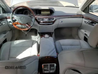 2010 Mercedes-Benz S 550 z VIN WDDNG8GB7AA349245, wystawiony jako Copart lot #57496695 z przebiegiem 100 820 mil mil oraz Szkody całkowita. Historia ofert i sprzedaży dostępna na DreamBid. Obrazek 8.