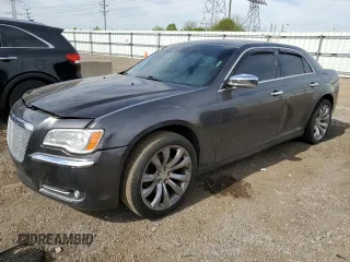 2013 Chrysler 300 C z VIN 2C3CCAKT2DH665649, wystawiony jako Copart lot #55963305 z przebiegiem 188 138 mil mil oraz Szkody całkowita. Historia ofert i sprzedaży dostępna na DreamBid. Obrazek 1.