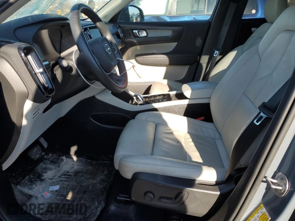 2023 Volvo XC40 Plus Bright Theme с VIN YV4L12UN8P2913418, выставлен на аукционе Copart как лот 88422125 с пробегом 27 447 миль миль и Списание • Salvage title. История ставок и продаж доступна на DreamBid. Изображение 7.