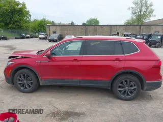 2022 Volkswagen Tiguan SE z VIN 3VV2B7AX9NM129948, wystawiony jako IAAI lot #42247719 z przebiegiem 59 501 mil mil oraz . Historia ofert i sprzedaży dostępna na DreamBid. Obrazek 14.