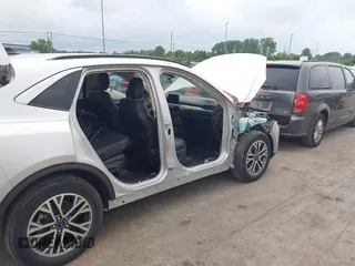 2020 Ford Escape SEL с VIN 1FMCU0H61LUA30367, выставлен на аукционе IAAI как лот 42604805 с пробегом 28 502 миль миль и . История ставок и продаж доступна на DreamBid. Изображение 6.
