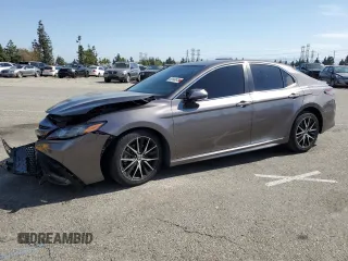 2022 Toyota Camry SE z VIN 4T1T11AKXNU622021, wystawiony jako Copart lot #52849645 z przebiegiem 41 559 mil mil oraz Szkoda całkowita • Salvage title. Historia ofert i sprzedaży dostępna na DreamBid. Obrazek 1.