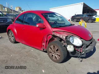 2008 Volkswagen Beetle S z VIN 3VWPG31C68M509388, wystawiony jako IAAI lot #42303261 z przebiegiem 140 121 mil mil oraz . Historia ofert i sprzedaży dostępna na DreamBid. Obrazek 1.