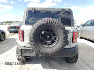 2022 Ford Bronco z VIN 1FMEE5BP9NLB91319, wystawiony jako Copart lot #51629745 z przebiegiem 20 508 mil mil oraz Szkoda całkowita • Salvage title. Historia ofert i sprzedaży dostępna na DreamBid. Obrazek 6.