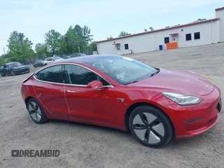2018 Tesla Model 3 Long Range Battery z VIN 5YJ3E1EA9JF025942, wystawiony jako IAAI lot #42122703 z przebiegiem 84 453 mil mil oraz . Historia ofert i sprzedaży dostępna na DreamBid. Obrazek 14.