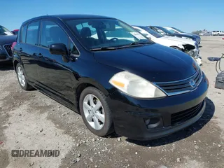 2012 Nissan Versa S z VIN 3N1BC1CP8CK227645, wystawiony jako IAAI lot #42058277 z przebiegiem 238 735 mil mil oraz . Historia ofert i sprzedaży dostępna na DreamBid. Obrazek 1.