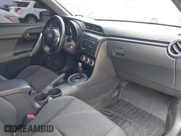 2012 Scion tC z VIN JTKJF5C76C3022749, wystawiony jako IAAI lot #42303267 z przebiegiem 88 386 mil mil oraz . Historia ofert i sprzedaży dostępna na DreamBid. Obrazek 5.