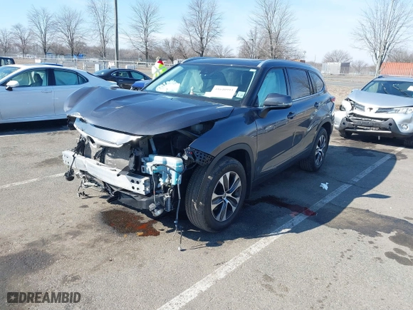2022 Toyota Highlander XLE with VIN 5TDHZRBH3NS180434, listed as a IAAI auction lot 41640993 with 43,848 mi miles. Bid and sale history available at carsss.com. Image 6.