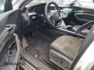2021 Audi e-tron Premium z VIN WA1AAAGE2MB037094, wystawiony jako Copart lot #58707925 z przebiegiem Nie podano mil oraz Szkody całkowita. Historia ofert i sprzedaży dostępna na DreamBid. Obrazek 8.