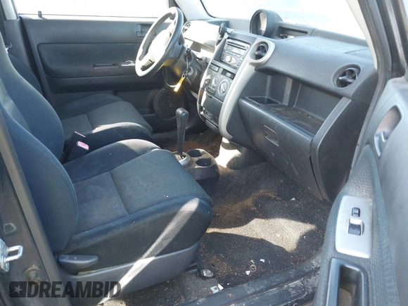 2006 Scion xB z VIN JTLKT324264092865, wystawiony jako IAAI lot #41720362 z przebiegiem 576 407 mil mil oraz . Historia ofert i sprzedaży dostępna na DreamBid. Obrazek 5.