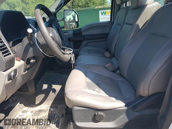 2018 Ford F-250 XL z VIN 1FTBF2A60JEB43301, wystawiony jako Copart lot #72431894 z przebiegiem 49 141 mil mil oraz Czysty tytuł • Clean title. Historia ofert i sprzedaży dostępna na DreamBid. Obrazek 7.