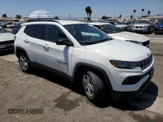 2023 Jeep Compass Latitude z VIN 3C4NJDBN3PT553371, wystawiony jako Copart lot #61468985 z przebiegiem 46 965 mil mil oraz Czysty tytuł • Clean title. Historia ofert i sprzedaży dostępna na DreamBid. Obrazek 4.