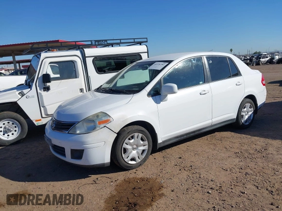 2010 Nissan Versa S z VIN 3N1BC1AP9AL410658, wystawiony jako IAAI lot #42236702 z przebiegiem 199 287 mil mil oraz . Historia ofert i sprzedaży dostępna na DreamBid. Obrazek 2.