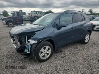 2021 Chevrolet Trax LT z VIN KL7CJPSBXMB359011, wystawiony jako Copart lot #64556375 z przebiegiem 34 186 mil mil oraz Szkoda całkowita • Salvage title. Historia ofert i sprzedaży dostępna na DreamBid. Obrazek 1.