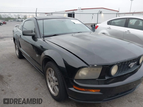 2006 Ford Mustang GT Deluxe z VIN 1ZVFT82H565101630, wystawiony jako IAAI lot #41883915 z przebiegiem 172 404 mil mil oraz . Historia ofert i sprzedaży dostępna na DreamBid. Obrazek 1.