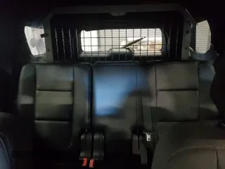 2018 Ford Police Interceptor Utility z VIN 1FM5K8ATXJGC77170, wystawiony jako Copart lot #76998874 z przebiegiem 133 130 mil mil oraz Czysty tytuł • Clean title. Historia ofert i sprzedaży dostępna na DreamBid. Obrazek 10.