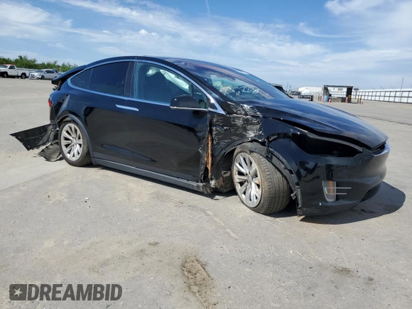 2016 Tesla Model X 70D z VIN 5YJXCDE23GF018396, wystawiony jako Copart lot #53056465 z przebiegiem 104 248 mil mil oraz Szkody całkowita. Historia ofert i sprzedaży dostępna na DreamBid. Obrazek 4.