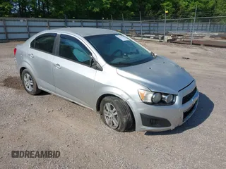 2012 Chevrolet Sonic LS z VIN 1G1JA5SHXC4212170, wystawiony jako IAAI lot #42154640 z przebiegiem 116 725 mil mil oraz . Historia ofert i sprzedaży dostępna na DreamBid. Obrazek 1.