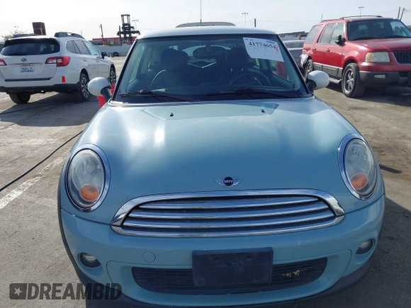 2011 MINI Hardtop z VIN WMWSU3C57BT251053, wystawiony jako IAAI lot #41774654 z przebiegiem 128 835 mil mil oraz . Historia ofert i sprzedaży dostępna na DreamBid. Obrazek 6.