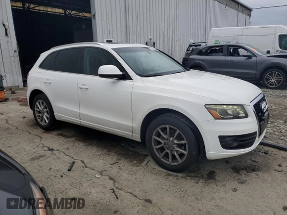 2010 Audi Q5 Premium Plus z VIN WA1LKAFPXAA020442, wystawiony jako Copart lot #62762045 z przebiegiem 136 816 mil mil oraz Szkoda całkowita • Salvage title. Historia ofert i sprzedaży dostępna na DreamBid. Obrazek 4.
