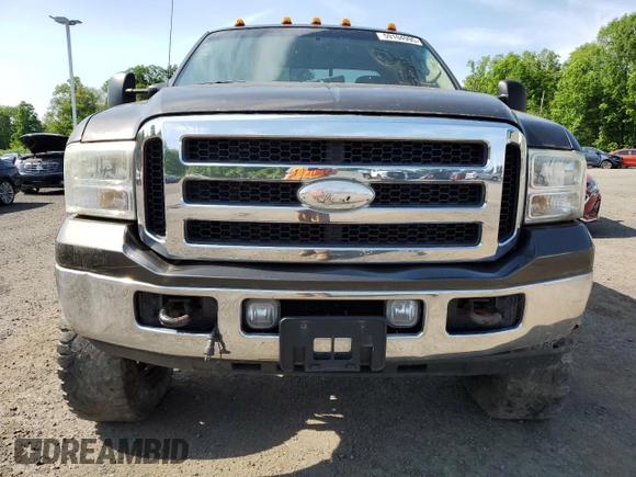 2006 Ford F-250 XL z VIN 1FTSX21PX6EA04242, wystawiony jako Copart lot #59104995 z przebiegiem 157 947 mil mil oraz Czysty tytuł • Clean title. Historia ofert i sprzedaży dostępna na DreamBid. Obrazek 5.
