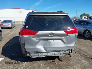 2012 Toyota Sienna XLE AAS z VIN 5TDYK3DC7CS277944, wystawiony jako IAAI lot #41311855 z przebiegiem 224 239 mil mil oraz . Historia ofert i sprzedaży dostępna na DreamBid. Obrazek 17.