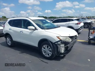 2015 Nissan Rogue SV z VIN 5N1AT2MV9FC871026, wystawiony jako IAAI lot #42157043 z przebiegiem 72 699 mil mil oraz . Historia ofert i sprzedaży dostępna na DreamBid. Obrazek 1.