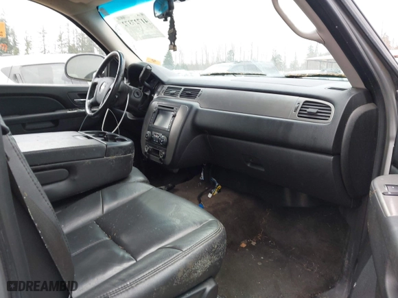 2010 Chevrolet Suburban LS with VIN 1GNUKHE33AR254447, listed as a IAAI auction lot 41727372 with 178,798 mi miles. Bid and sale history available at carsss.com. Image 5.