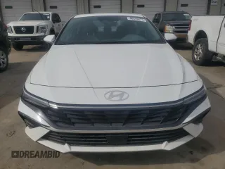 2024 Hyundai Elantra SEL z VIN KMHLS4DG0RU816262, wystawiony jako Copart lot #46448675 z przebiegiem 3 957 mil mil oraz Szkoda całkowita • Salvage title. Historia ofert i sprzedaży dostępna na DreamBid. Obrazek 5.