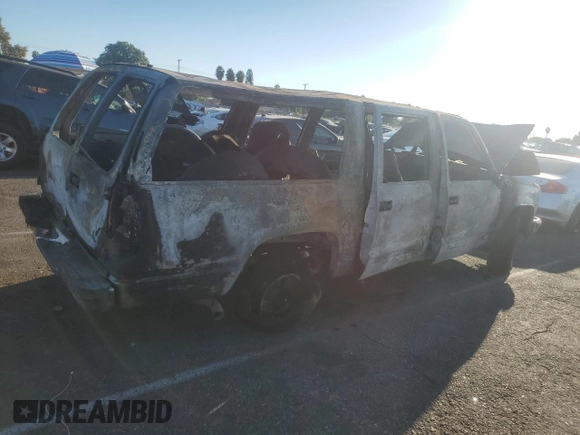 1994 GMC Suburban z VIN 1GKEC16K3RJ769051, wystawiony jako Copart lot #74576864 z przebiegiem Nie podano mil oraz Nie do naprawy • Non repairable. Historia ofert i sprzedaży dostępna na DreamBid. Obrazek 3.