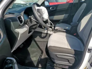2025 Hyundai Venue SEL z VIN KMHRC8A37SU365434, wystawiony jako Copart lot #52650835 z przebiegiem 922 mil mil oraz Szkody całkowita. Historia ofert i sprzedaży dostępna na DreamBid. Obrazek 7.